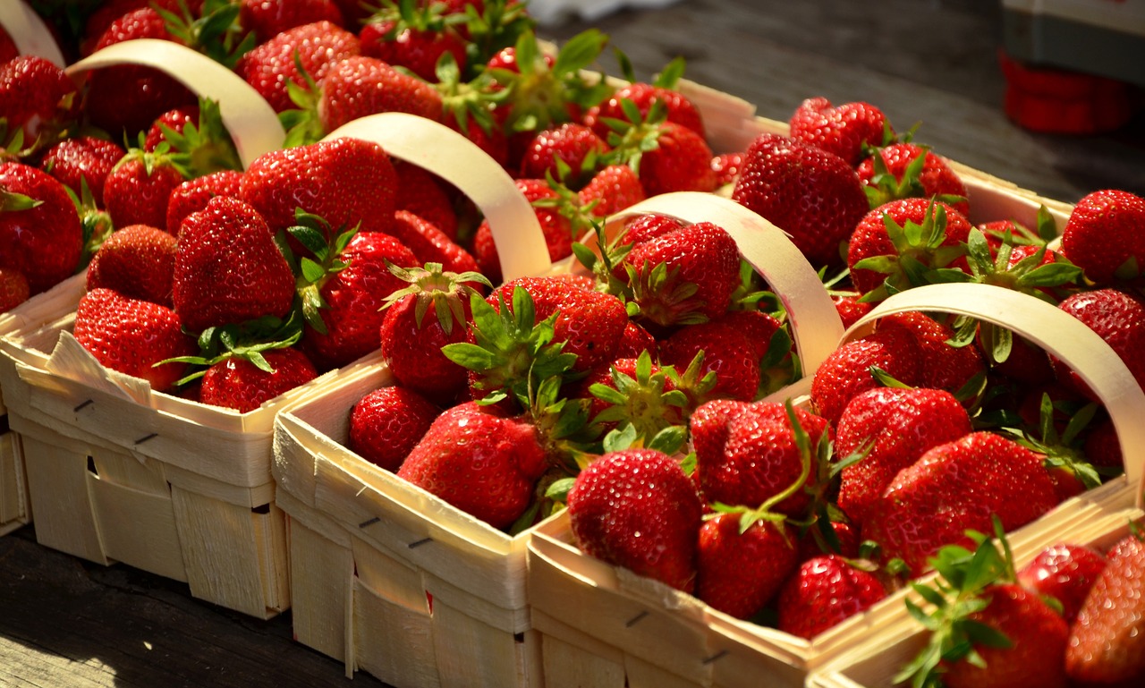 strawberries, red, fruit-1452717.jpg